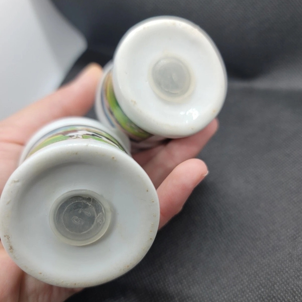 vintage ceramic salt and pepper shaker set. - Picture 4 of 6